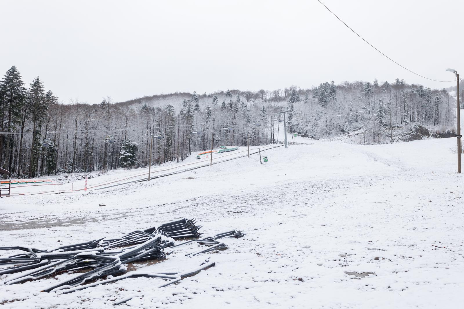 Platak od jutra prekriven snijegom