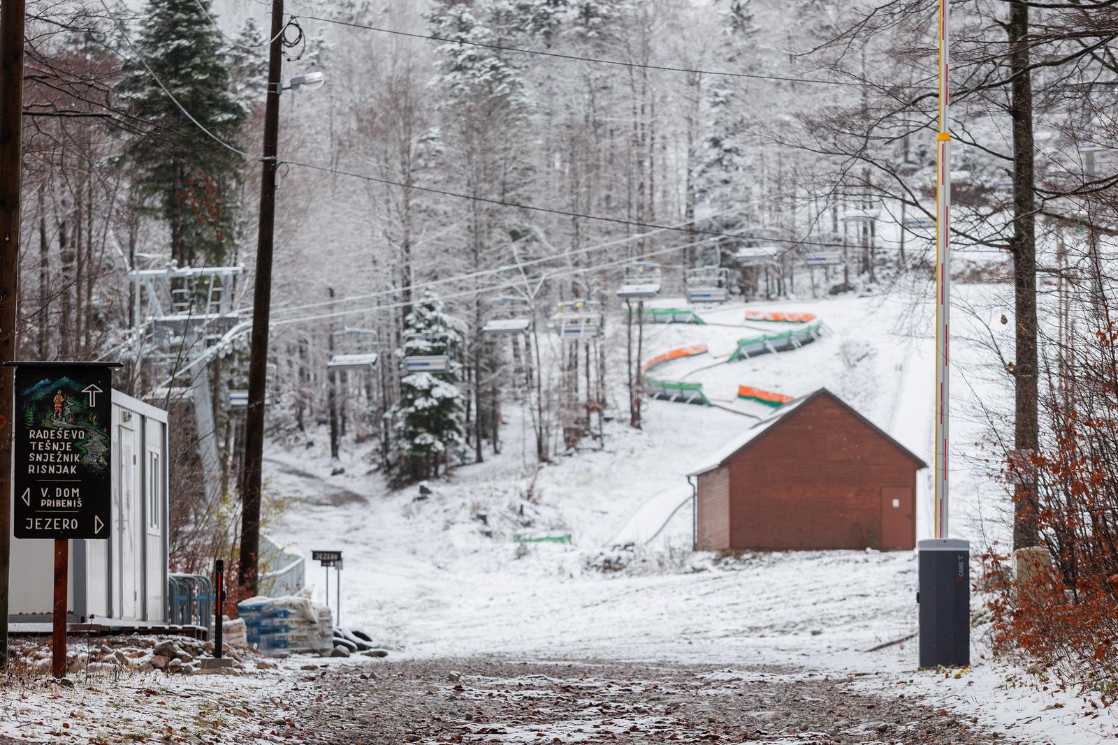 Platak od jutra prekriven snijegom