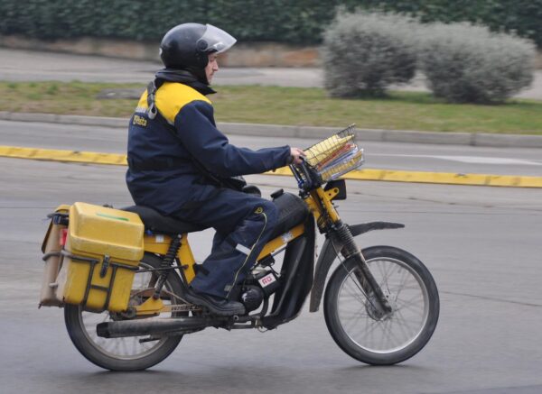 Pula: Potar na motoru uri podijeliti poiljke i pisma
