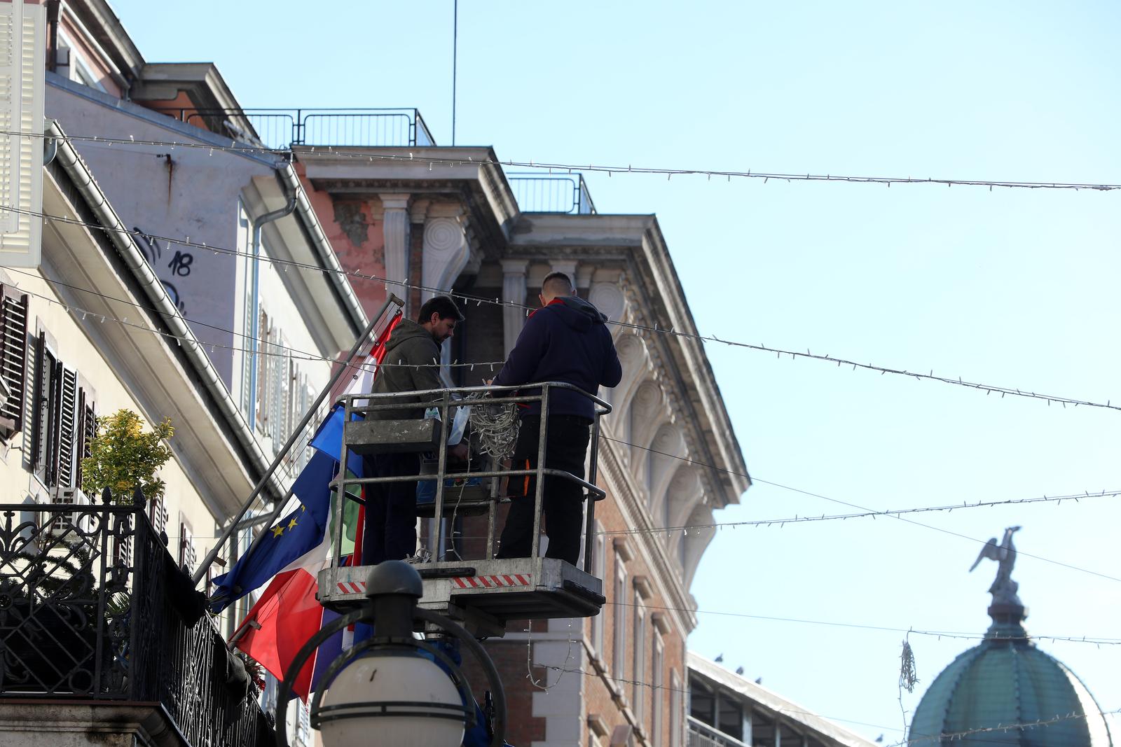 Rijeka: Postavljanje lampica na Korzu uoči božićnih blagdana