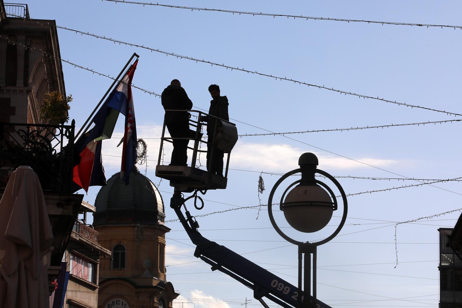 Rijeka: Postavljanje lampica na Korzu uoči božićnih blagdana