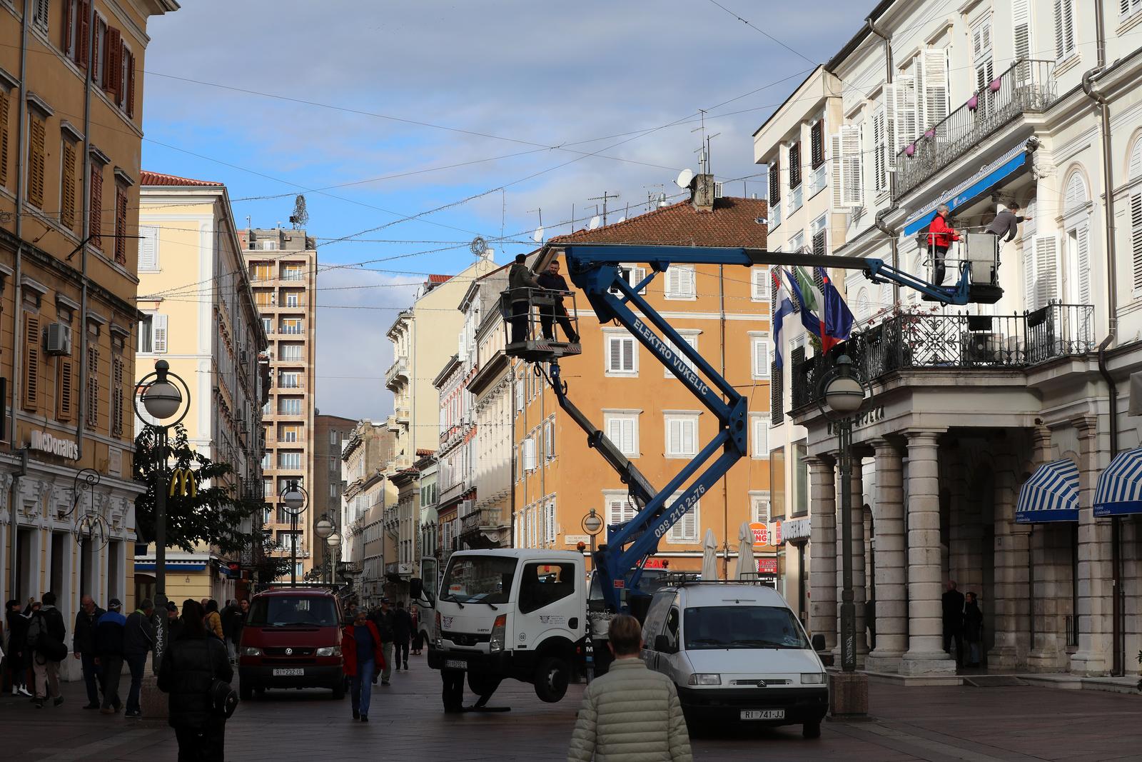 Rijeka: Postavljanje lampica na Korzu uo?i boi?nih blagdana