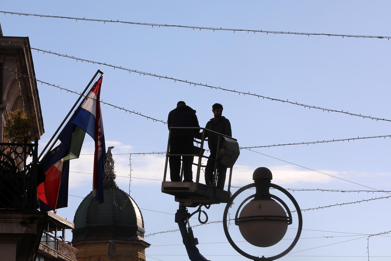 Rijeka: Postavljanje lampica na Korzu uo?i boi?nih blagdana