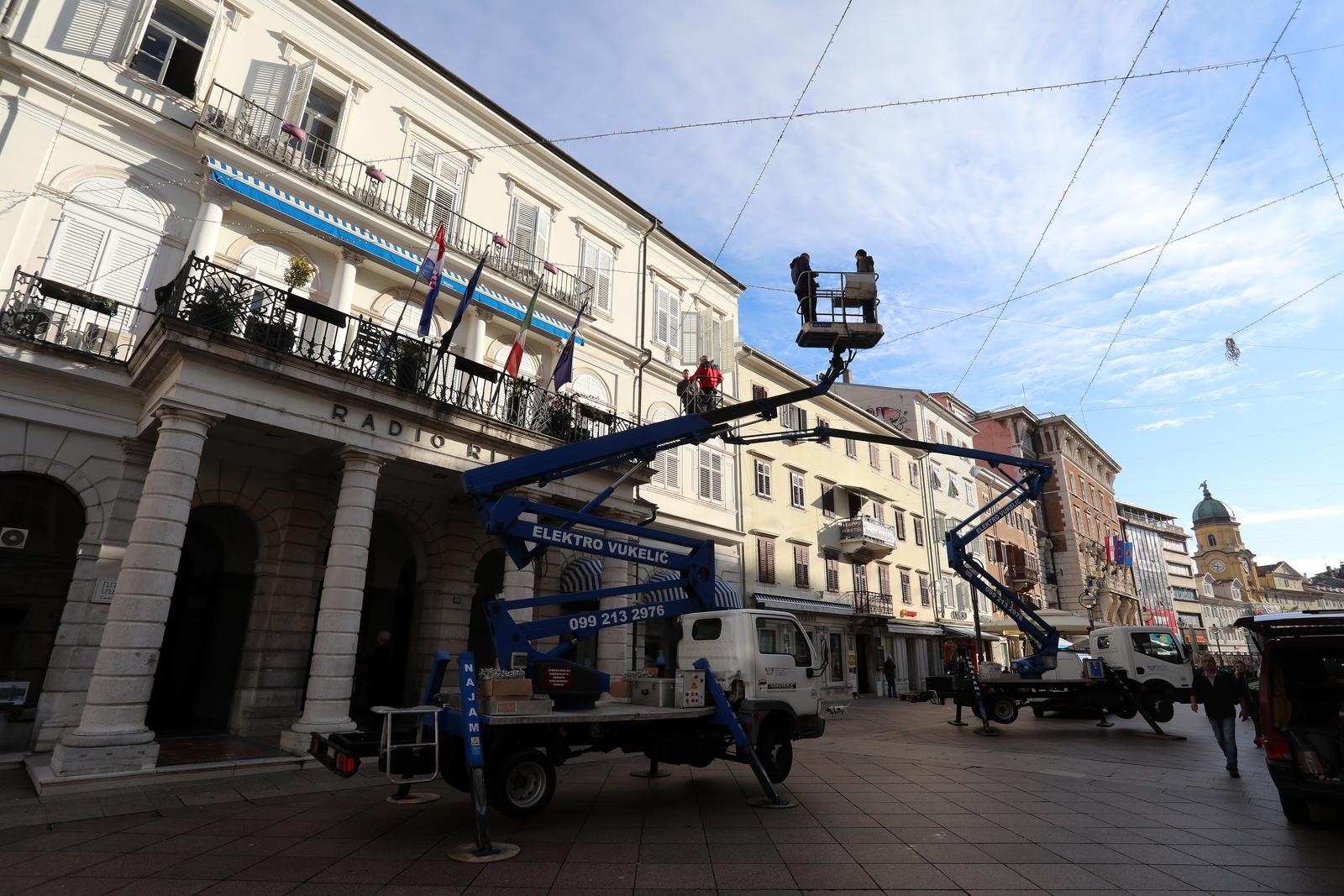 Rijeka: Postavljanje lampica na Korzu uo?i boi?nih blagdana