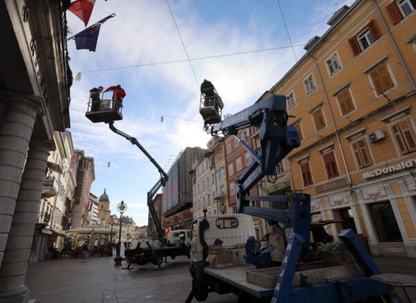 Rijeka: Postavljanje lampica na Korzu uoči božićnih blagdana
