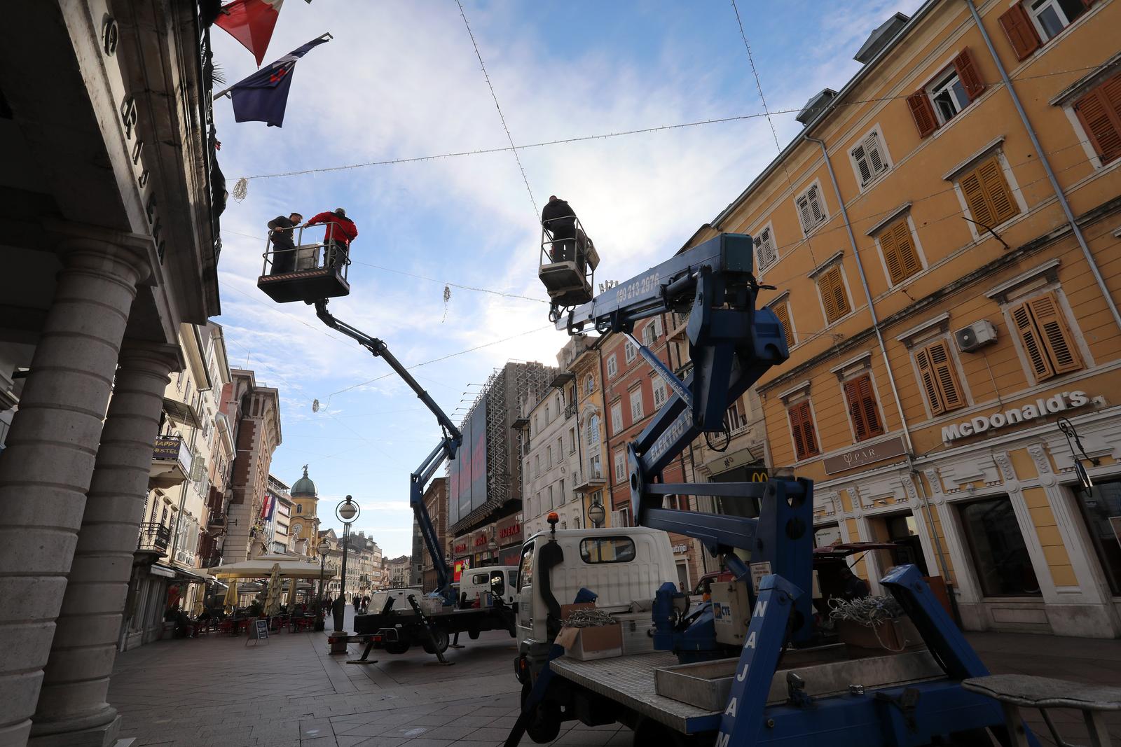 Rijeka: Postavljanje lampica na Korzu uoči božićnih blagdana