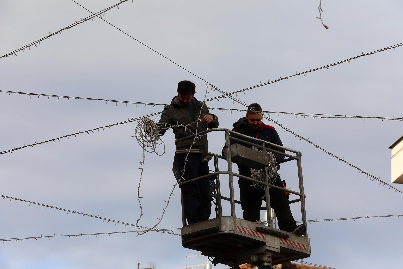 Rijeka: Postavljanje lampica na Korzu uoči božićnih blagdana