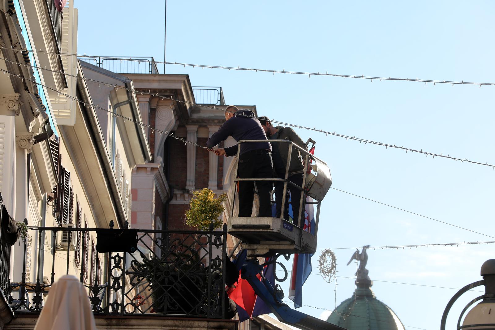 Rijeka: Postavljanje lampica na Korzu uoči božićnih blagdana