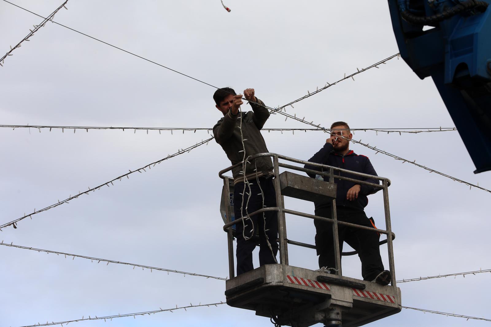 Rijeka: Postavljanje lampica na Korzu uoči božićnih blagdana