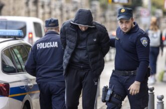 Rijeka: Privođenje osumnjičenih za kripto prevaru Rijeka: Privođenje osumnjičenih za kripto prevaru