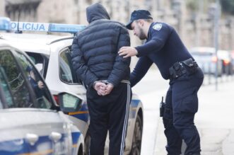 Rijeka: Privođenje osumnjičenih za kripto prevaru Rijeka: Privođenje osumnjičenih za kripto prevaru