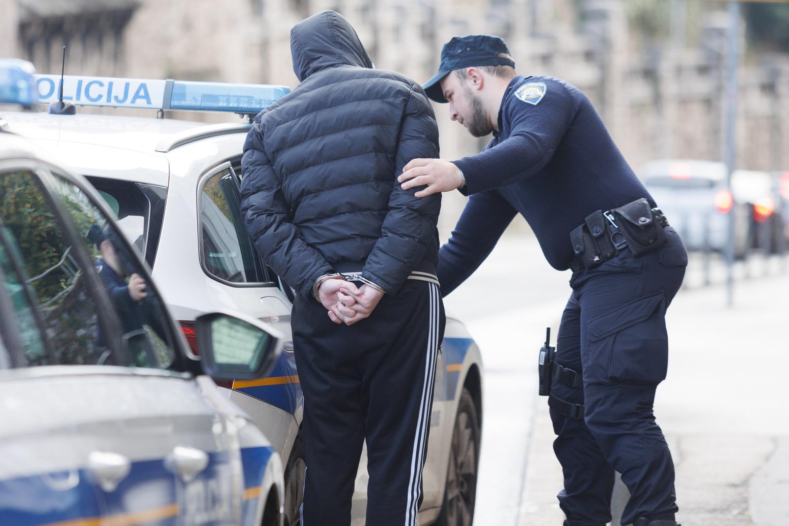 Rijeka: Privođenje osumnjičenih za kripto prevaru Rijeka: Privođenje osumnjičenih za kripto prevaru