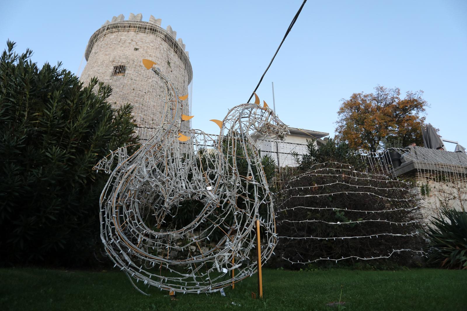 Rijeka: Trsatska gradina ukrašena tisućama lampica Rijeka: Trsatska gradina ukrašena tisućama lampica