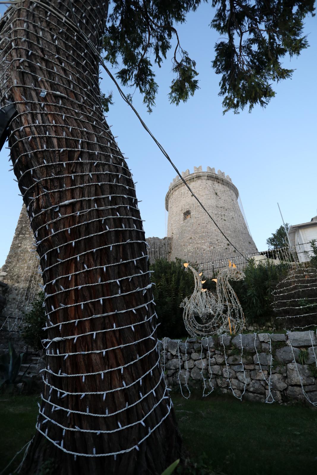 Rijeka: Trsatska gradina ukrašena tisućama lampica Rijeka: Trsatska gradina ukrašena tisućama lampica
