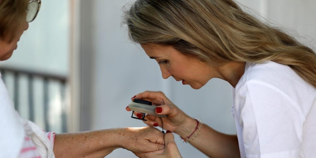 Zagreb: Na Bundeku je održana javnozdravstvena akcija besplatnih preventivnih pregleda madeža “Djeluj sada!” Zagreb: Na Bundeku je održana javnozdravstvena akcija besplatnih preventivnih pregleda madeža “Djeluj sada!”