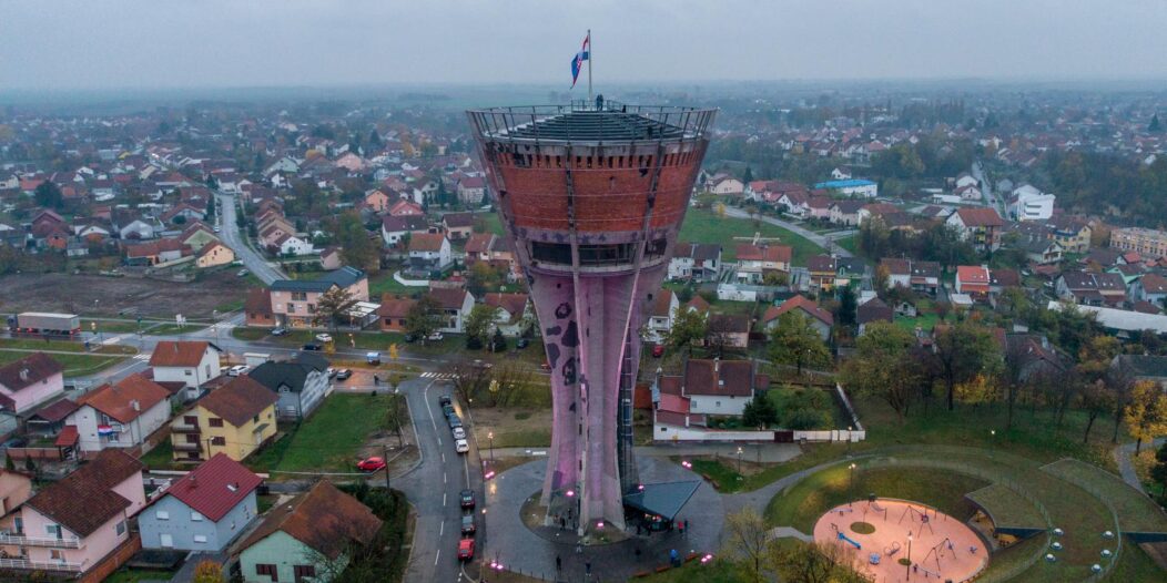 Fotografije iz zraka osvjetljenog vodotornja u Vukovaru Fotografije iz zraka osvjetljenog vodotornja u Vukovaru