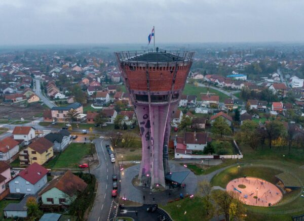 Fotografije iz zraka osvjetljenog vodotornja u Vukovaru