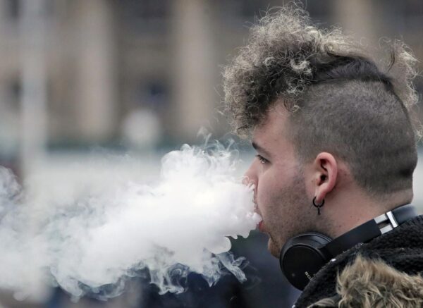 Zagreb: Dim iz e-cigarete uskladio se s frizurom mladića