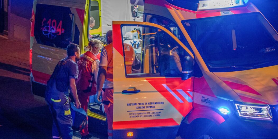 Pula: Dvije osobe ozlijeđene u sudaru nakon što je automobil završio na krovu Pula: Dvije osobe ozlijeđene u sudaru nakon što je automobil završio na krovu