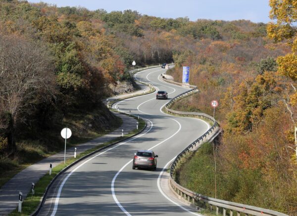 Vijugava cesta između Malinske i Krka pravi je hit, zovu je “krčka zmija”