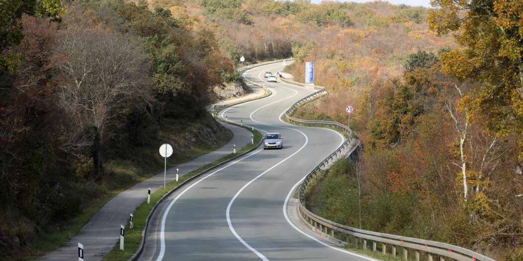 Vijugava cesta između Malinske i Krka pravi je hit, zovu je “krčka zmija” Vijugava cesta između Malinske i Krka pravi je hit, zovu je “krčka zmija”