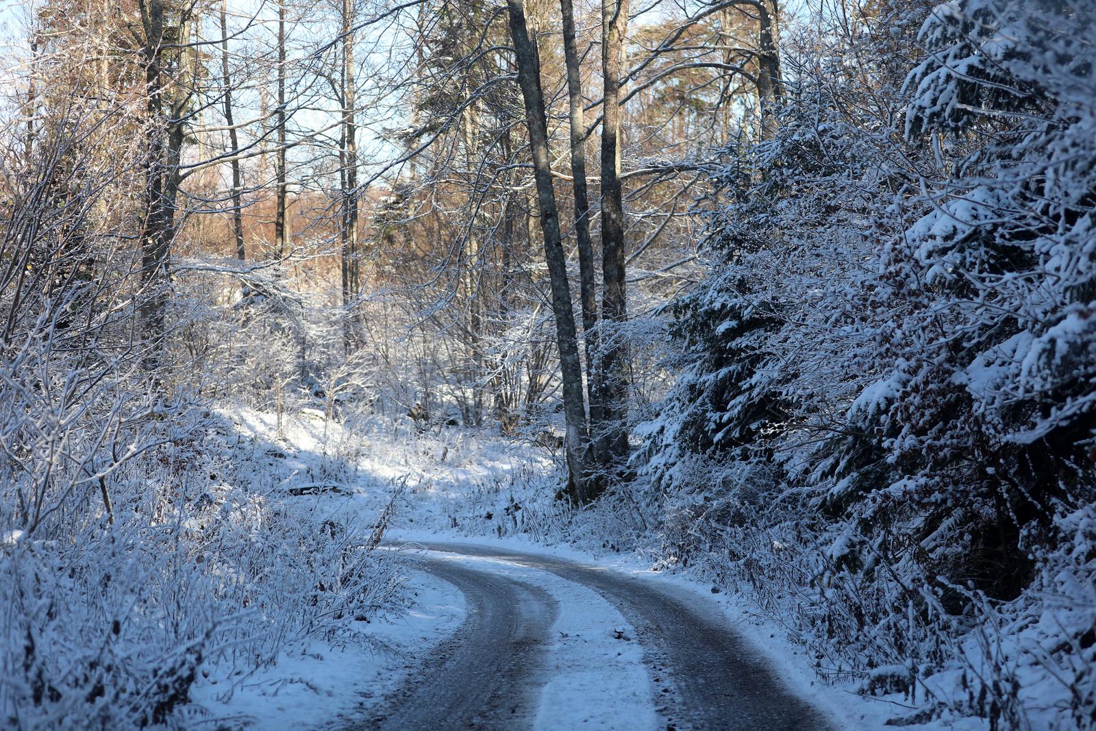 Snijeg zabijelio planine oko Fužina Snijeg zabijelio planine oko Fužina