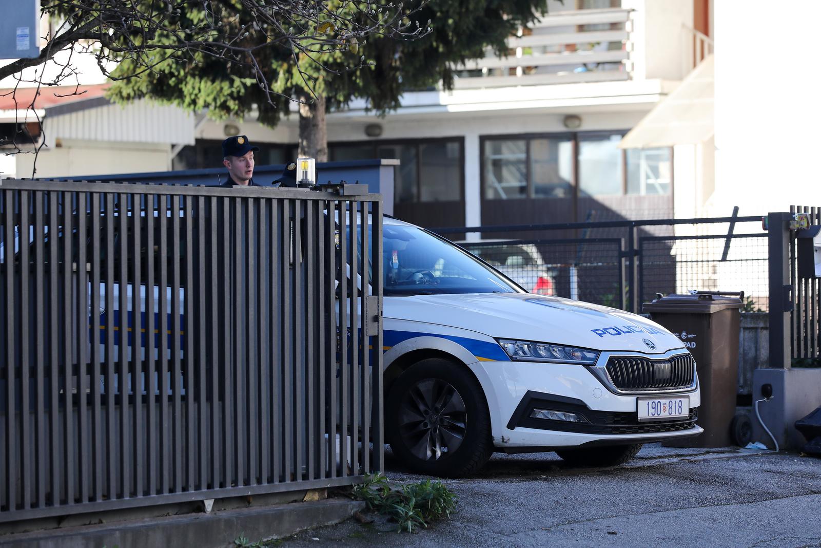 Zagreb: Policija je i dalje pred kućom u kojoj su jučer bile dvije eksplozije Zagreb: Policija je i dalje pred kućom u kojoj su jučer bile dvije eksplozije