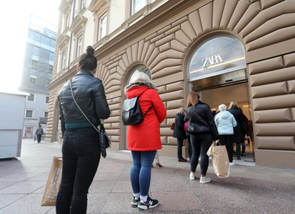 Rijeka: Mnogobrojni kupci na ulazu u Zaru čekaju otvaranje trgovine i popuste na Crni petak