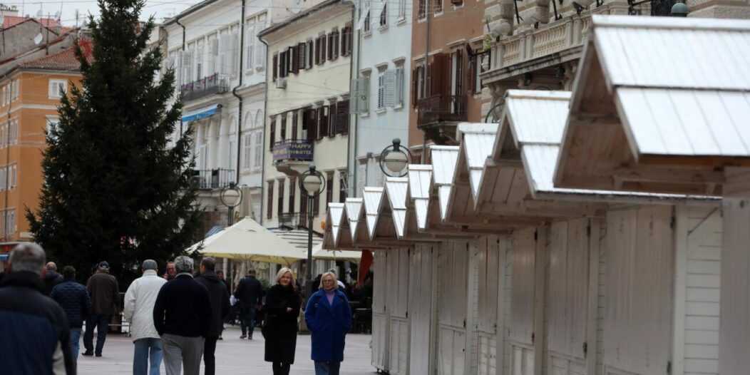 Rijeka: Jelka i adventske kućice postavljene na Korzu Rijeka: Jelka i adventske kućice postavljene na Korzu