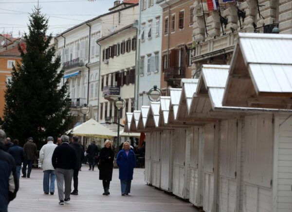 Rijeka: Jelka i adventske kućice postavljene na Korzu