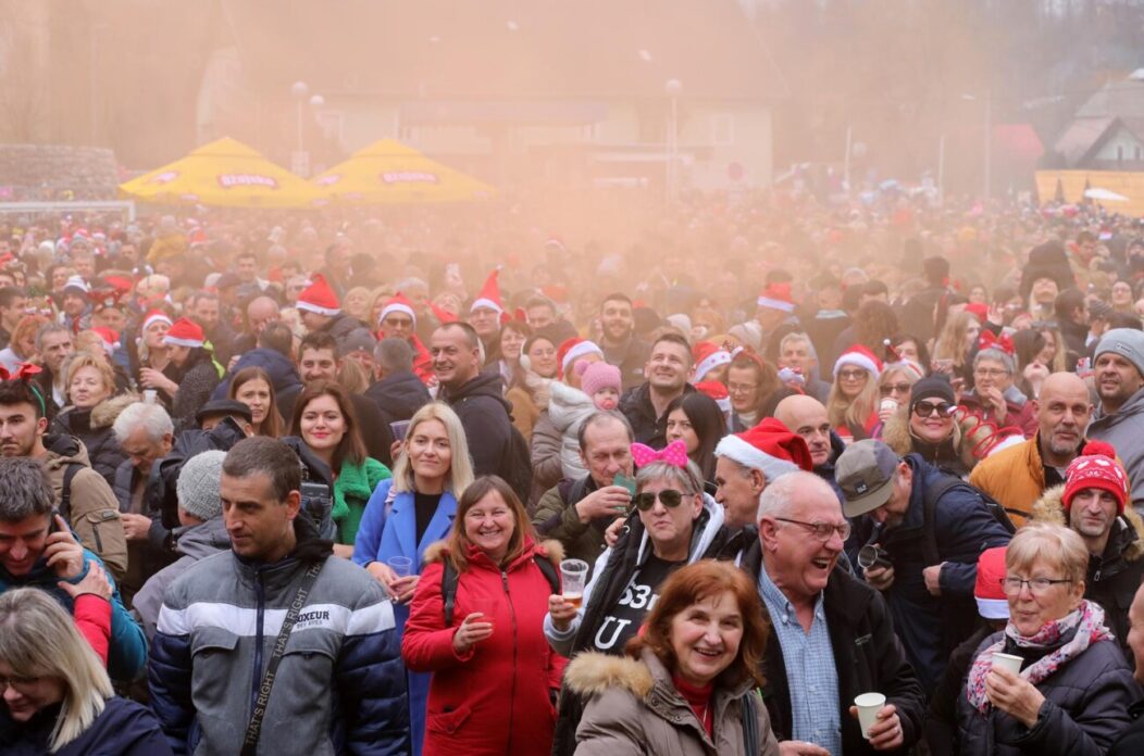 Legendaran ispraćaj stare i doček Nove godine u podne u Fužinama Legendaran ispraćaj stare i doček Nove godine u podne u Fužinama