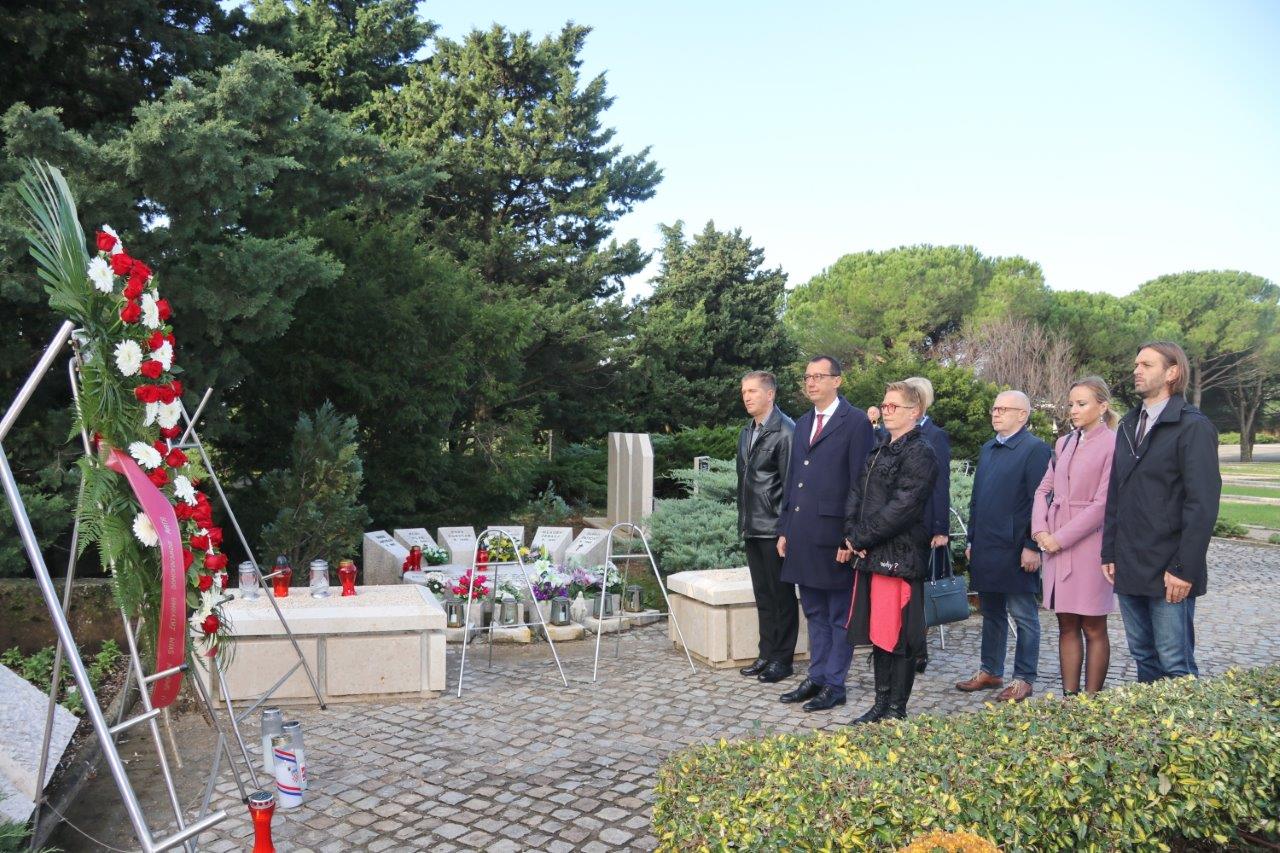 Polaganje-vijenaca-povodom-Dana-sjećanja-na-žrtve-Domovinskog-rata-i-Dana-sjećanja-na-žrtvu-Vukovara-i-