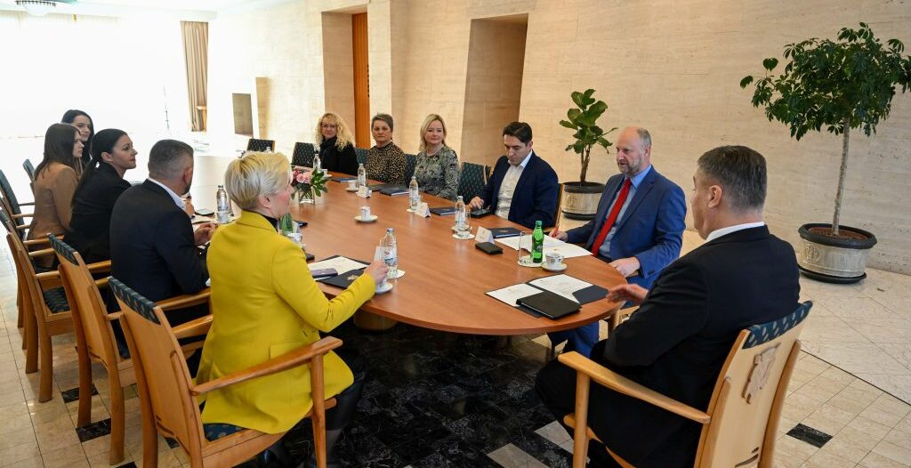 Predstavnici-inicijative-Sigurno-mjesto-za-žene-kod-predsjednika-Zorana-Milanovića-4 (1) Predstavnici-inicijative-Sigurno-mjesto-za-žene-kod-predsjednika-Zorana-Milanovića-4 (1)