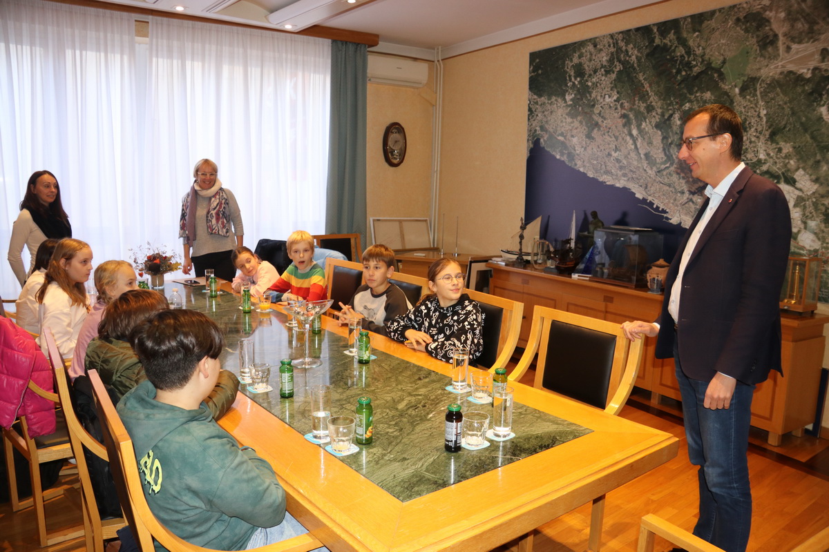 Učenci-OŠ-Belevedere-kod-gradonačelnika-Marka-Filipovića-4 Učenci-OŠ-Belevedere-kod-gradonačelnika-Marka-Filipovića-4