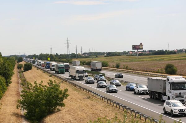 Zagreb: Građani u sve većem broju odlaze na more pa se kod gradske obilaznice stvorila gužva