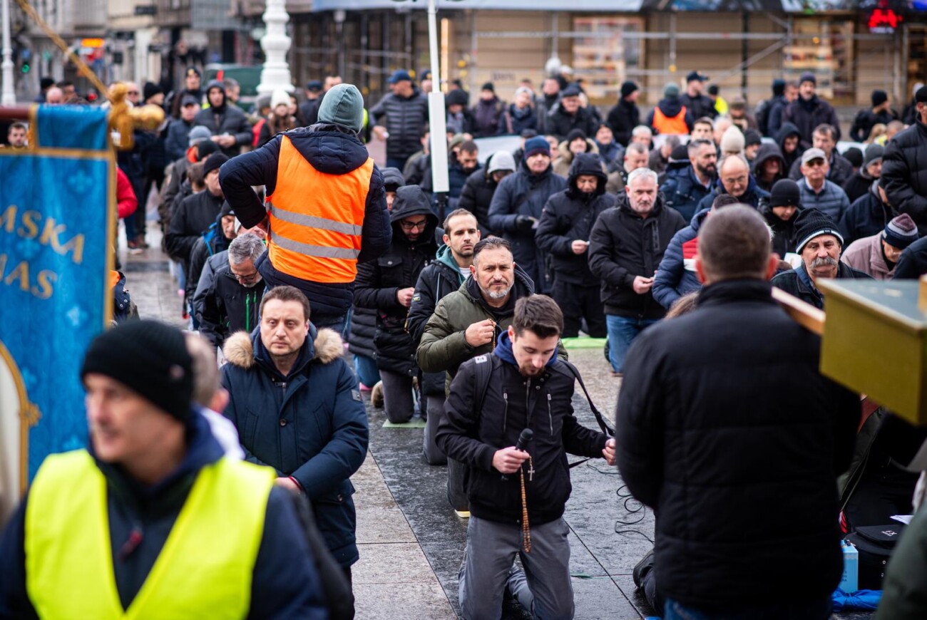 Zagreb: Molitelji i ove subote mole krunicu na Trgu bana Josipa Jelačića Zagreb: Molitelji i ove subote mole krunicu na Trgu bana Josipa Jelačića