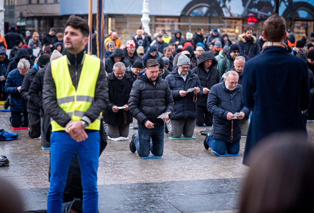 Zagreb: Molitelji i ove subote mole krunicu na Trgu bana Josipa Jelačića Zagreb: Molitelji i ove subote mole krunicu na Trgu bana Josipa Jelačića