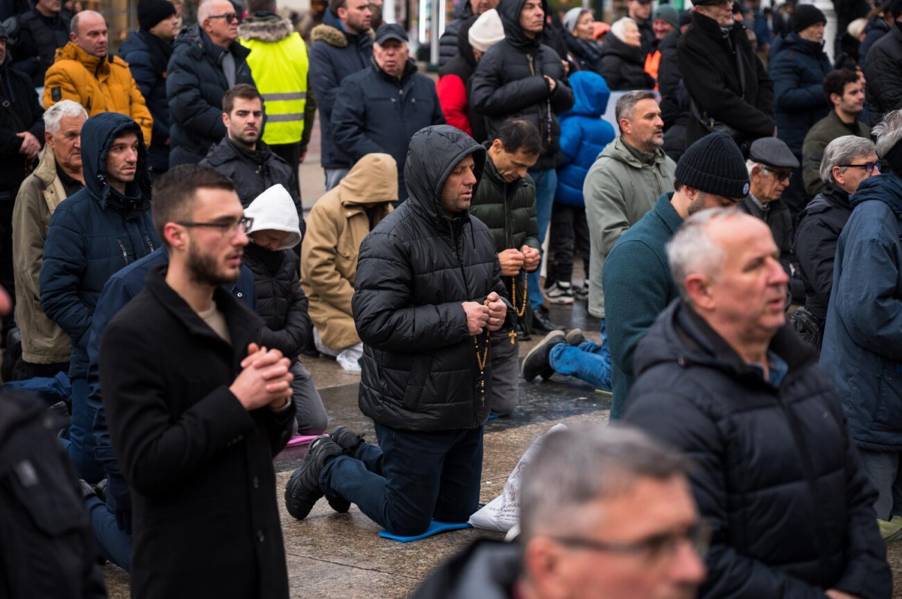 Zagreb: Molitelji i ove subote mole krunicu na Trgu bana Josipa Jelačića Zagreb: Molitelji i ove subote mole krunicu na Trgu bana Josipa Jelačića
