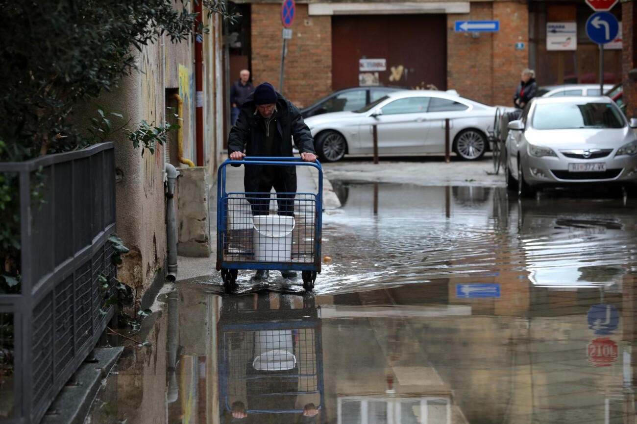 Rijeka: Poplavljene ulice oko gradske trnice Rijeka: Poplavljene ulice oko gradske trnice