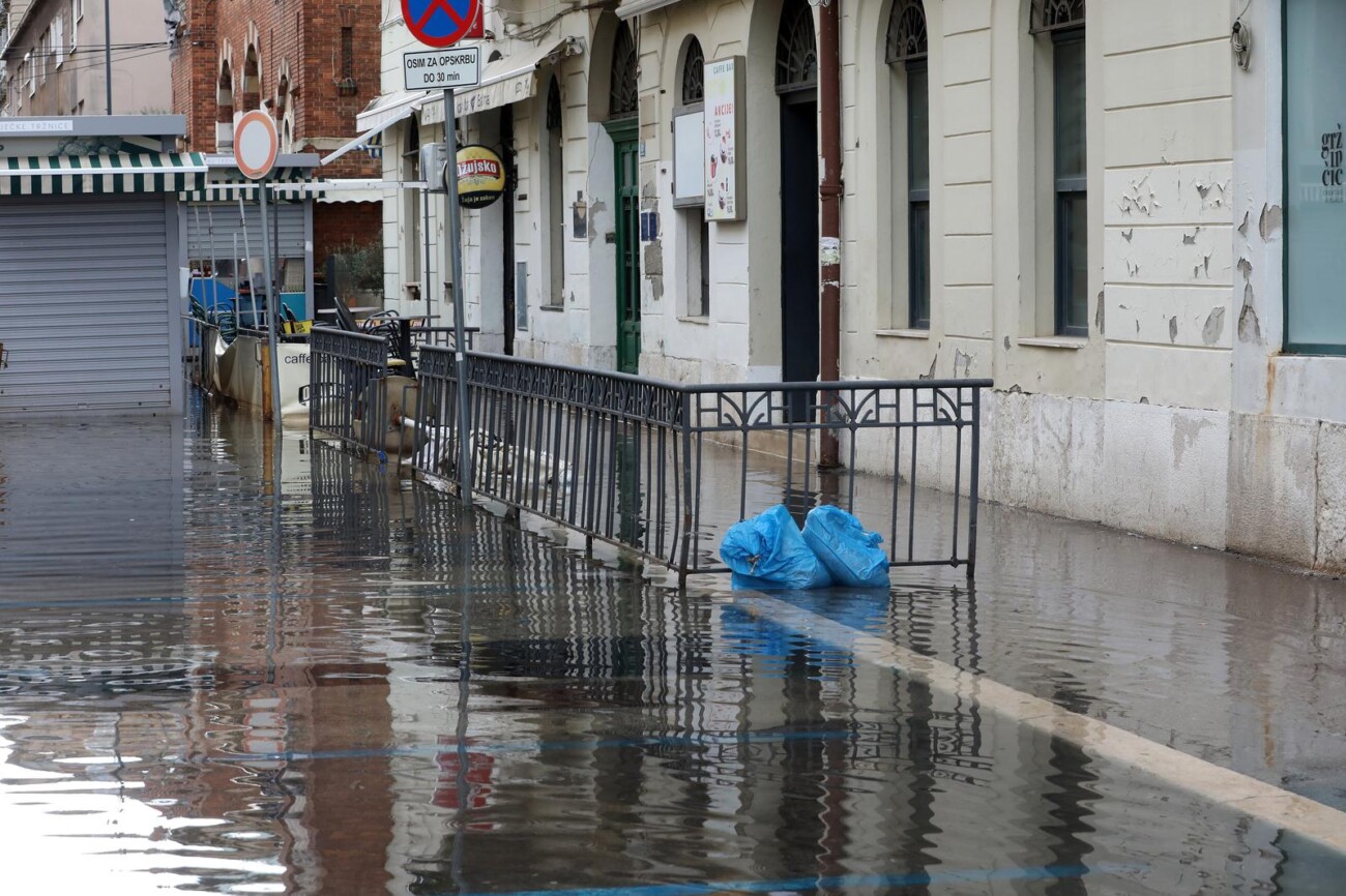 Rijeka: Poplavljene ulice oko gradske tržnice Rijeka: Poplavljene ulice oko gradske tržnice