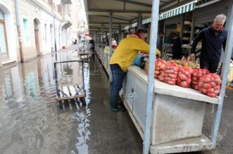 Rijeka: Poplavljene ulice oko gradske trnice Rijeka: Poplavljene ulice oko gradske trnice