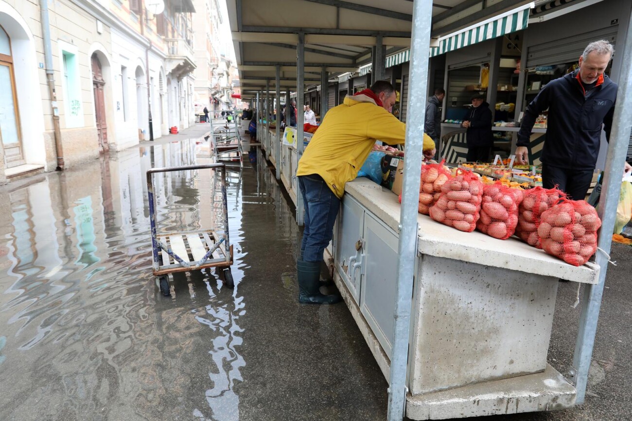 Rijeka: Poplavljene ulice oko gradske trnice Rijeka: Poplavljene ulice oko gradske trnice