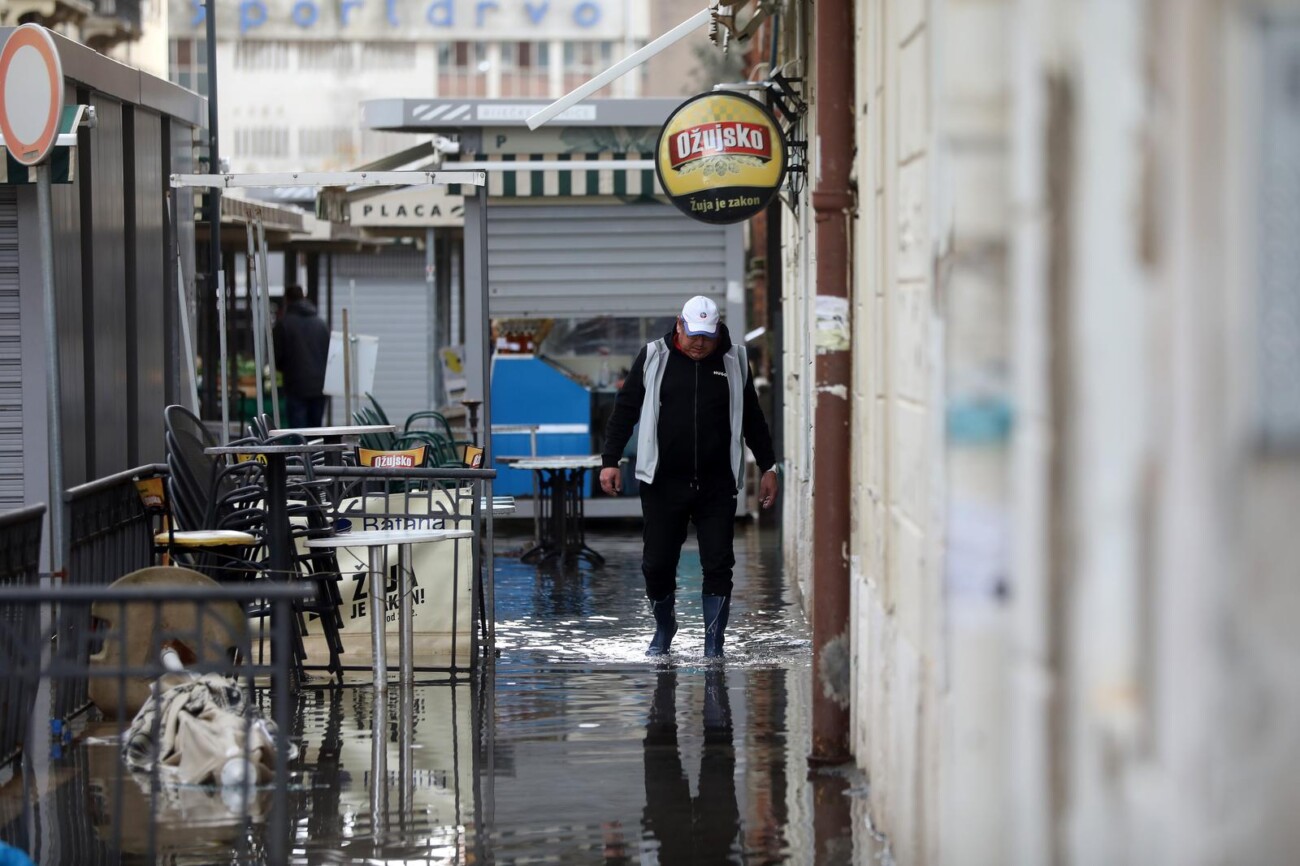Rijeka: Poplavljene ulice oko gradske trnice Rijeka: Poplavljene ulice oko gradske trnice