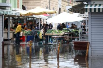 Rijeka: Poplavljene ulice oko gradske tržnice Rijeka: Poplavljene ulice oko gradske tržnice