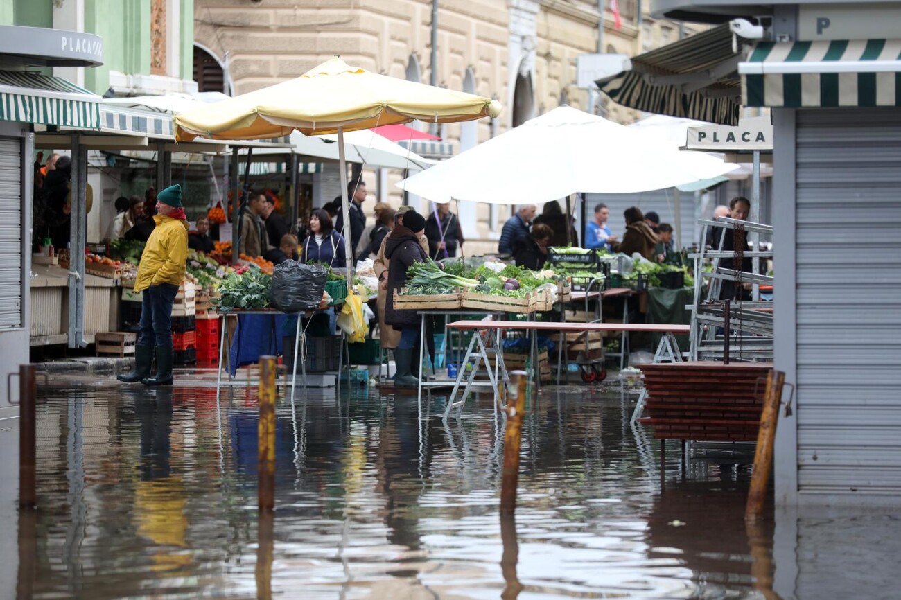 Rijeka: Poplavljene ulice oko gradske tržnice Rijeka: Poplavljene ulice oko gradske tržnice