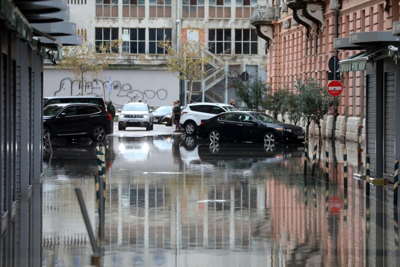 Rijeka: Poplavljene ulice oko gradske trnice Rijeka: Poplavljene ulice oko gradske trnice
