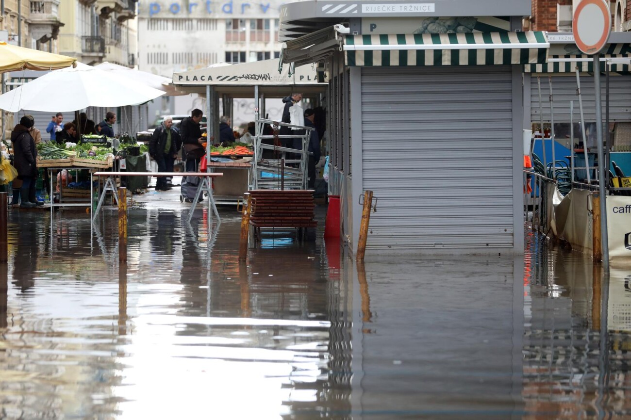 Rijeka: Poplavljene ulice oko gradske trnice Rijeka: Poplavljene ulice oko gradske trnice
