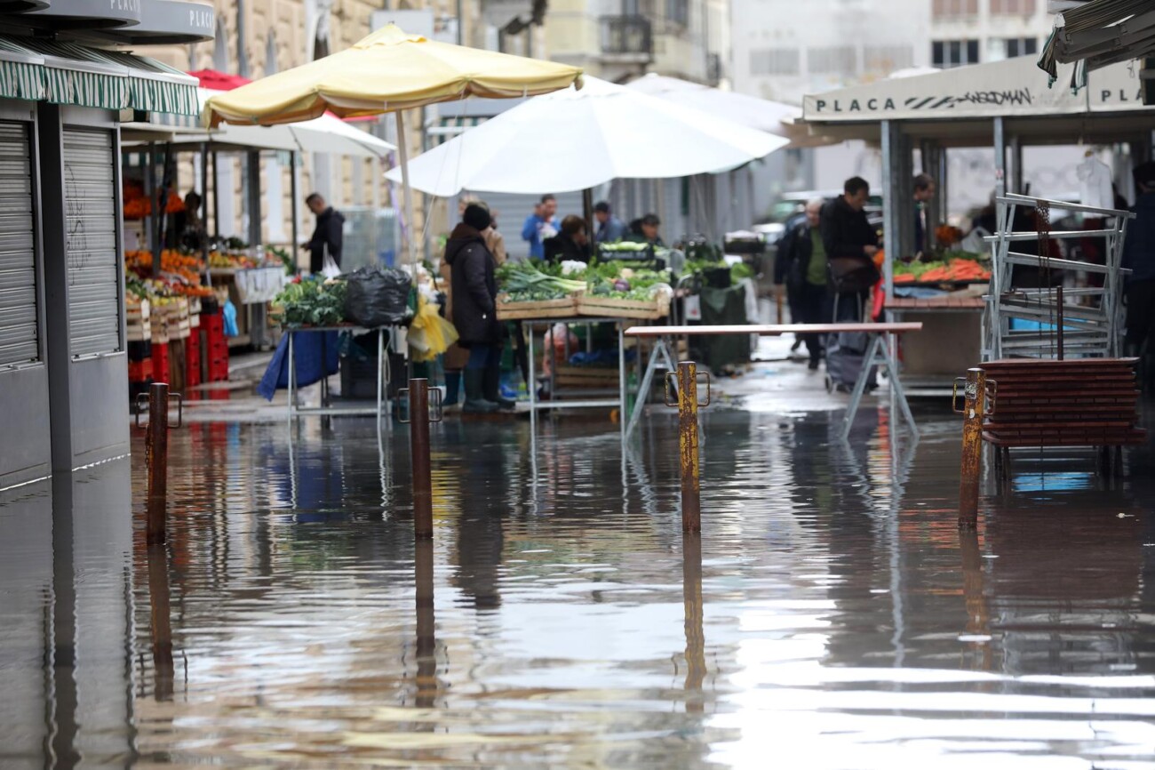 Rijeka: Poplavljene ulice oko gradske trnice Rijeka: Poplavljene ulice oko gradske trnice