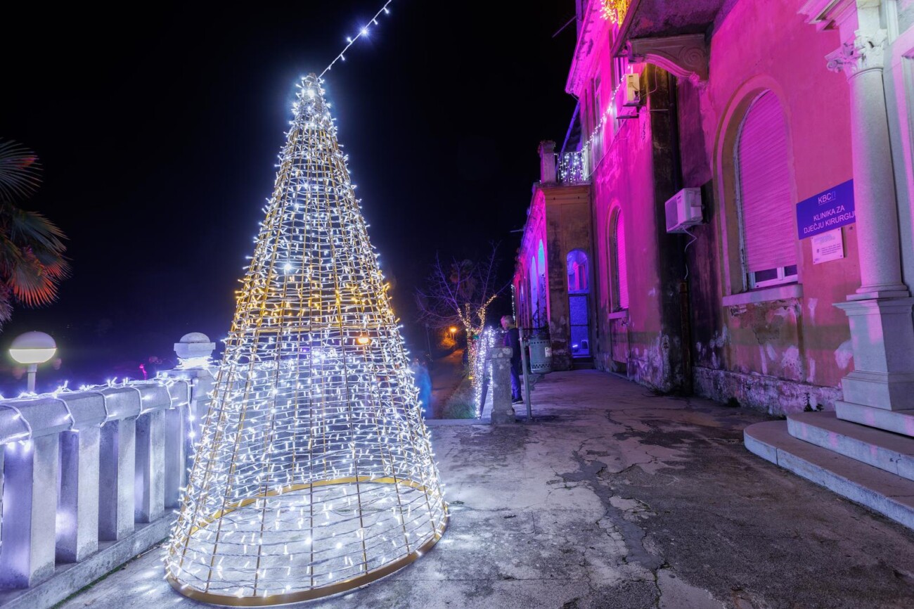 Rijeka: Blagdanska rasvjeta na zgradi kirurgije Dječje bolnice Kantrida Rijeka: Blagdanska rasvjeta na zgradi kirurgije Dječje bolnice Kantrida