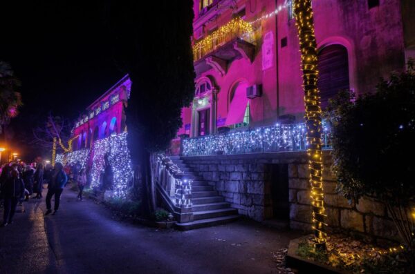 Rijeka: Blagdanska rasvjeta na zgradi kirurgije Dječje bolnice Kantrida